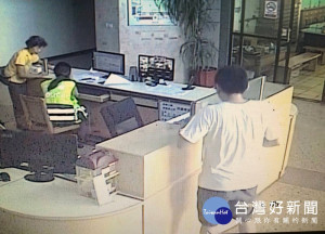 虎尾警方多日查緝未果的通緝犯竟自動上門，除立即逮人外還意外起獲毒品。（記者陳昭宗拍攝）