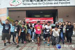 北台南家扶培訓80名青少年挑戰困境能力，
義賣籌「出走」營隊旅費，鼓勵青少年踏出舒適圈。