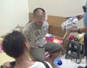 北港停車場發生多起車輛遭受破壞，車內財物損失案件，警方據報調閱監視器積極偵辦，逮獲兩嫌並起出毒品。