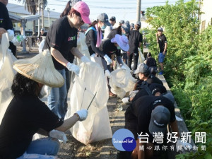 

大甲區生產捷特自行巨大總公司，五日推出敦親睦鄰清潔環境工作，500員工主動參加，捷安特總經理鄭秋菊與員工一起打掃，提升了員工士氣，清潔工作順利又很快完成。（記者陳榮昌攝）