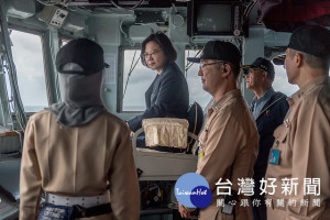 蔡英文今年四月視導「宜蘭地區部隊」，並登上基隆軍艦，檢閱海軍「戰備抽測」聯合操演的全程實況。