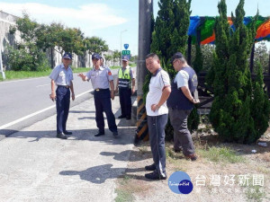 婦人無照騎車自撞路邊水泥護欄後拋飛，當場失去生命跡象，送醫急救後仍回天乏術，警方將加強該路段交通安全勤務。