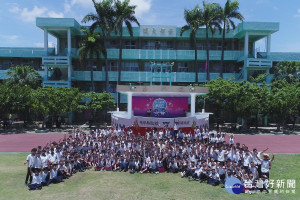 港明高中是醫學搖籃，107年大學指考再創佳績，師生同歡。