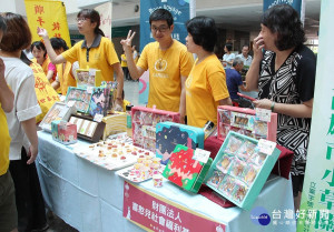 高雄市政府7日舉行秋節身障禮品聯合展售會。（圖／記者郭文君攝）