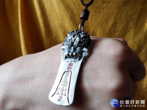 真金白銀999推出傳世硃砂足銀佛牌，售出每件捐10%做公益。