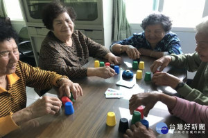 長者們透過桌遊活絡了腦筋而且帶來歡樂氣氛。