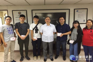 EAC校長Dr. Jose Paulo E. Campos(右4)與Dr. Ellen S.N. Salac(右一)和長榮大學師生合影。