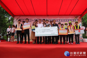 台中市15家愛心企業捐贈反光設備與醫療包等永保安康物，中市環保局將專贈給弱勢的資收個體業者。（圖/台中市政府）