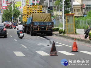 大貨車柴油漏滿路 南門警現場急解危