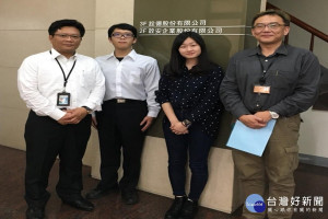 詮德公司廖育德董事長（左）肯定學生的表現，右為醫藥系徐怡強老師。