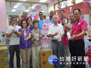 
大安區農會十日熱鬧舉辦「飛天豬鹼碳水新產品上市-行銷活動」，高齡92歲陳波組長夫妻應邀做為飛天豬鹼炭水代言人，會場上熱鬧騰騰。（記者陳榮昌攝）