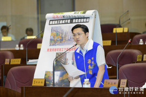 市議員梁為超建議，應將中正路、中豐北路的圍籬先行拆除。(圖／桃園市議會提供)
