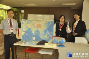 林志重助理教授指導學生吳嘉蓉(右一)、梁容慈(右二)製作手工地球儀改變大家對世界各國的地理印象。