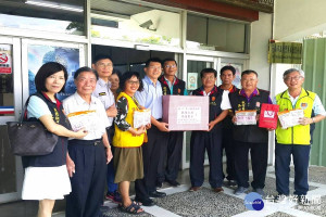 金唐殿上元燈慈善會會長楊志超(右四)代表會方，將反光凉感反蚊袖套贈送佳里警方。