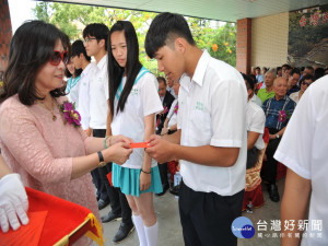 明台高中林董事長頒獎給成績優秀同學。林重鎣攝
