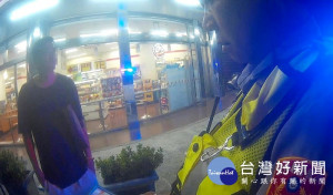 男子至超商買東西，一見到警方巡簽竟心虛閃躲，員警見形跡可疑隨即上前盤查身分，當場查獲通緝犯。