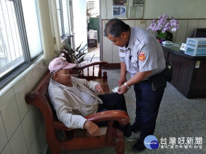 八旬老翁獨自外出尋兒迷途　暖警查證身分助返家