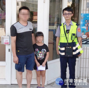 粗心爸爸於廟宇上完廁所後，忘記女兒沒上車就開走了，幸好北港警方伸出援手，協尋家屬平安帶回照料。（記者陳昭宗拍攝）