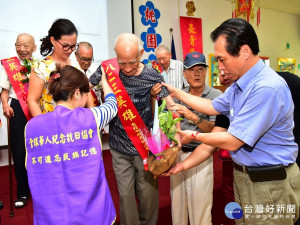 國民黨桃園市長參選人陳學聖出席「紀念抗戰勝利73周年暨823砲戰60周年～向榮家參戰老兵致敬感恩巡演活動」向老兵們致敬。