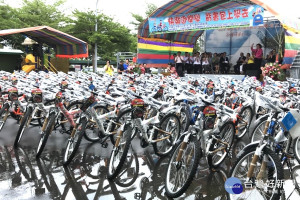 載竹基金會11年來贈千輛腳踏車給南、北家扶學子。