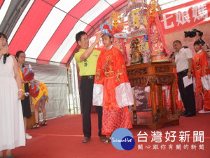 
台中市鐵砧山風景區_西靈宮慶祝建宮二十七週年，隆重舉行成年禮，三十少年穿狀元服鑽七娘媽亭轉變成年，個個臉龐出現喜悅笑容。並有身著彩衣的仙女團，逐一向七娘媽表演仙女舞，現場人山人海參觀，熱鬧非凡。（記者陳榮昌攝）

 