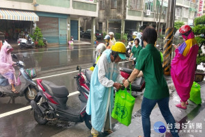 民眾冒雨領取物資。