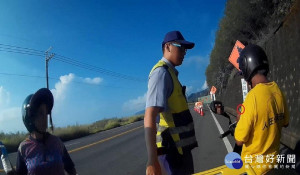 男子手持香菸單手騎車　遭警攔下後竟是酒駕（圖／翻攝自臺東縣警察局大武分局臉書）