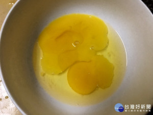 衛福部食品藥物管理署預告訂定「液蛋衛生標準草案」及「液蛋產品標示規定草案」，規範破殼蛋不得作為液蛋原料蛋使用、殺菌液蛋與未殺菌液蛋的微生物限量等。衛福部表示該項政策預計2020年元旦上路，違者最高可罰新台幣300萬元罰鍰。（圖/資料照片，記者扶小萍攝）