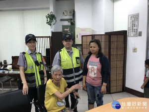 失智老婦外出迷途　暖警協助返家