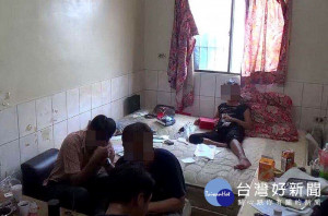 警方據報蒐證，查獲民宅群聚施毒，逮捕5名男女，並查扣海洛因、安非他命、毒咖啡包、注射針筒等證物。