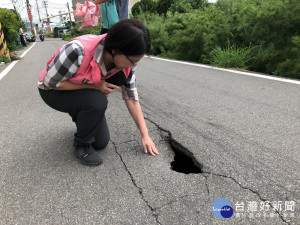  市議員張芬郁闗心新厝路下陷。林重鎣攝