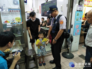 警方熱心協助走失男童順利重回母親溫暖懷抱。

