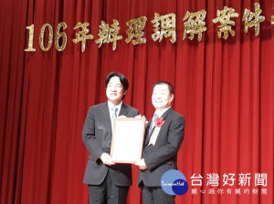 板橋區調解委員會蘇國欽、張培芬、蔡居福、許永勝、林樹枝、王增椿、王燦輝等7位委員獲得行政院長獎的殊榮。（圖／板橋公所提供）