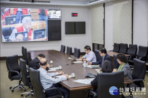 針對熱帶性低氣壓帶來的豪雨災情，總統蔡英文請災防中心更要保持警戒，全力支援地方政府在防災、救災上的所有需求。總統也要求國軍和災防指揮系統要保持高度連繫，部隊也要待命，機動協助各縣市政府。（圖／總統府Flickr）