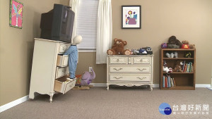 幼兒好動貪玩、爬上爬下，時不時就會出現幼兒被家中櫥櫃、電視壓傷或身亡的新聞，也因此家有幼兒的家庭對電視、家具的穩固度，要時時注意才行。（圖／美國消費者產品安全委員會YouTube）