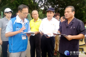 針對南崁溪龜山段整治規劃，桃園市議員林正峰邀請市府水務局長劉振宇現場會勘。