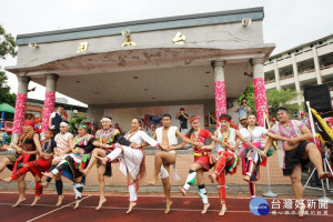 桃園客家義民祭開場特別邀請頭角原住民文化藝術團演出，使客家傳統節慶別具多元族群參與特色。