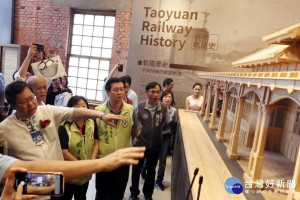 桃園市長鄭文燦與貴賓們參觀「桃園軌道願景館」中的桃園驛原型實體木造模型。