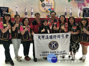 

大甲溪同濟會為落實同濟會照顧弱勢兒童，於暑期結束前，分送甲安埔三百位弱勢家庭兒童新書包、新鞋子及文具用品等開學禮物，發揮了同濟愛心精神。（記者陳榮昌攝）