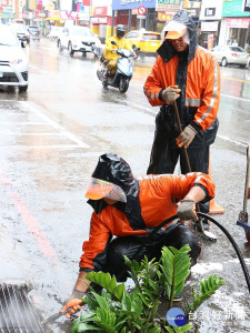 防範豪大雨造成市區再淹水，高市環保局派員加強側溝及洩水孔巡檢作業。（圖/記者郭文君 攝）