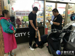 所長林祺笙調度所內警力到指定交付地點周邊埋伏，將自稱檢察官年僅19歲的倪姓嫌犯逮捕。


