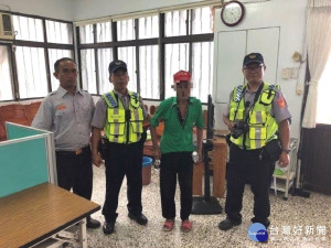 失智老翁雨中迷途　暖警協助護送返家