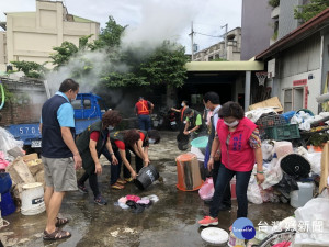 市議員林碧秀和居民清除積水。林重鎣攝