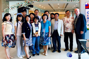 Dr.Rose 顧問（右）等到長榮大學訪視，李泳龍校長（右2）予於熱烈歡迎。