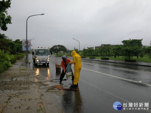 環保局持續清理路邊淤泥、樹葉。（圖／記者何沛霖攝）