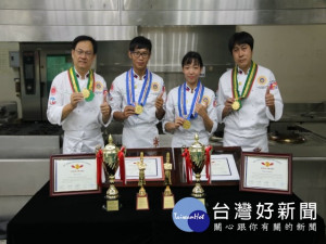 

弘光科技大學餐旅管理系4名師生參加2018年菲律賓世界名廚大賽大滿貫，總共獲得2特金、2金的好成績。（記者陳榮昌攝）
