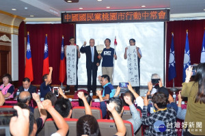 陳學聖從主席吳敦義手中接下趙子龍長槍及諸葛孔明白羽扇，除表達感謝，強調會全力以赴外。