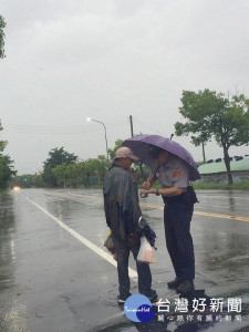 榴中所警員執行巡邏勤務時，發現一名老翁全身濕透走在路邊，及時給予必要之協助，為民服務深獲肯定。