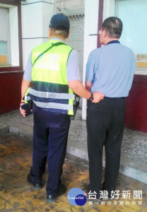 男子在牛墟市集內推銷販賣六合彩明牌，北港警方以涉嫌刑法妨害秩序罪逮人，並移送雲林地檢署偵辦。（記者陳昭宗拍攝）