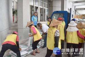 北港警方結合社會公益團體，舉行「寒冬送暖贈愛心」發放白米活動，嘉惠北港、水林、口湖近貧及弱勢邊緣戶共250戶。